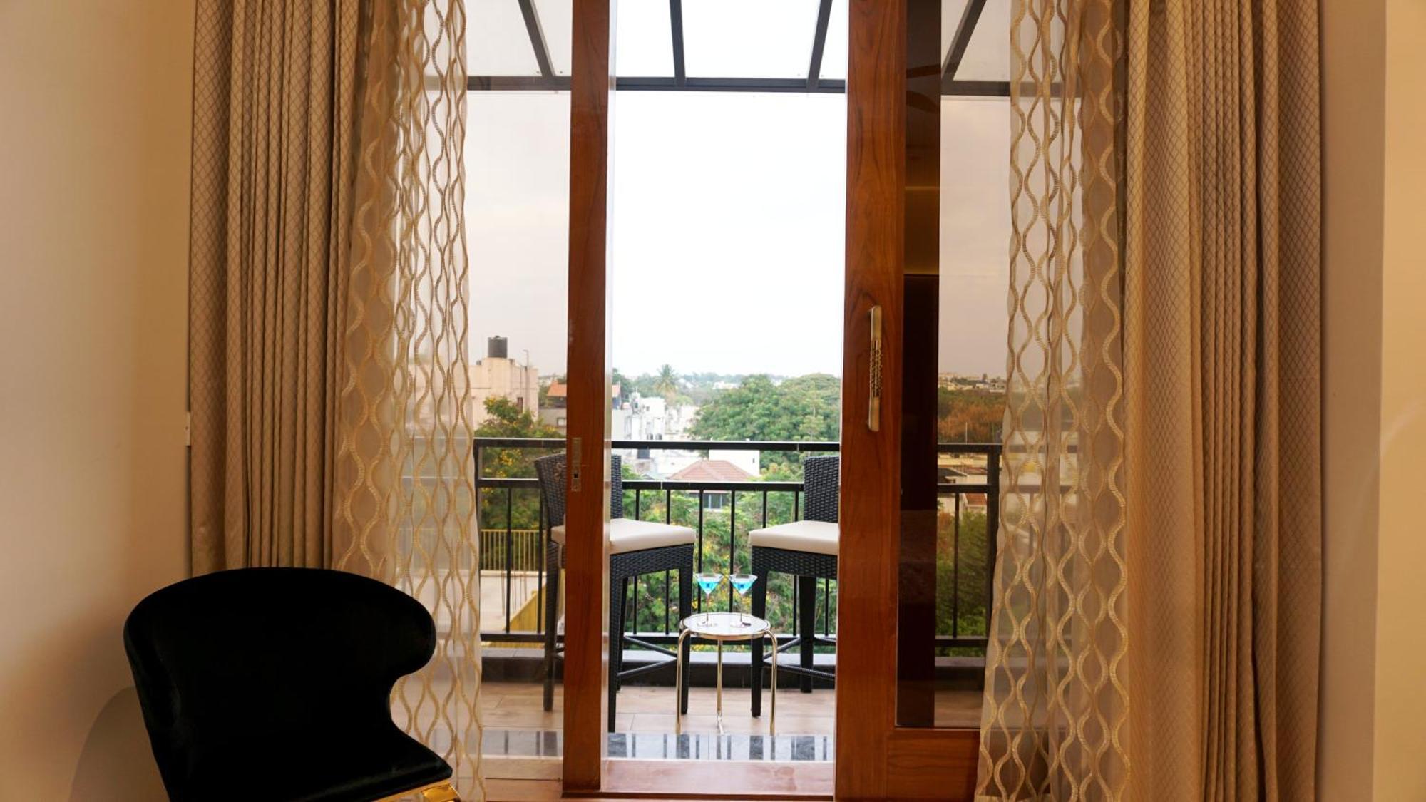 The Pentouz On 100 Feet Road Indiranagar - An Urban Luxury Retreat Appartement Bangalore Buitenkant foto