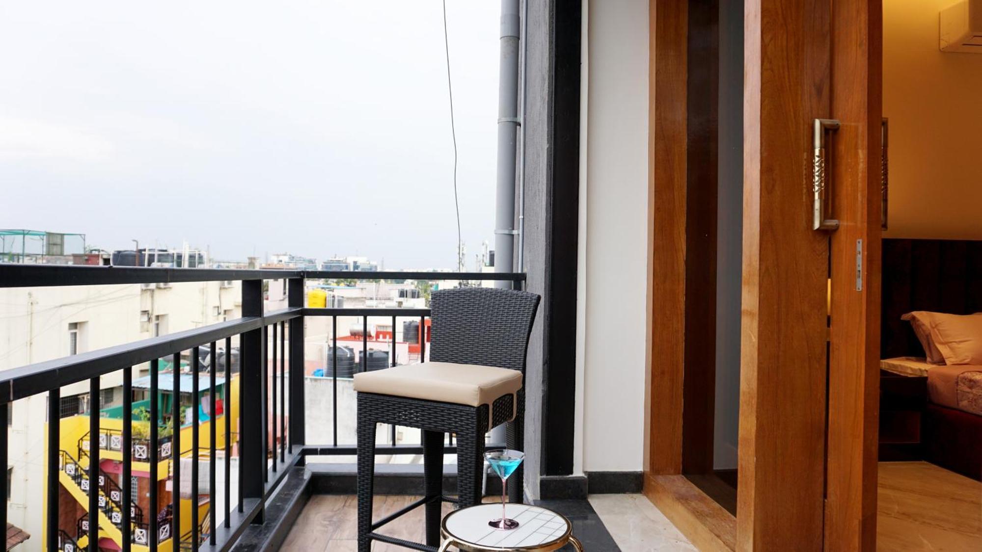 The Pentouz On 100 Feet Road Indiranagar - An Urban Luxury Retreat Appartement Bangalore Buitenkant foto
