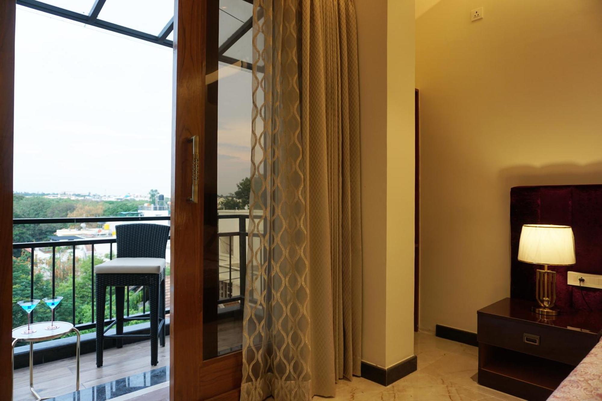 The Pentouz On 100 Feet Road Indiranagar - An Urban Luxury Retreat Appartement Bangalore Buitenkant foto