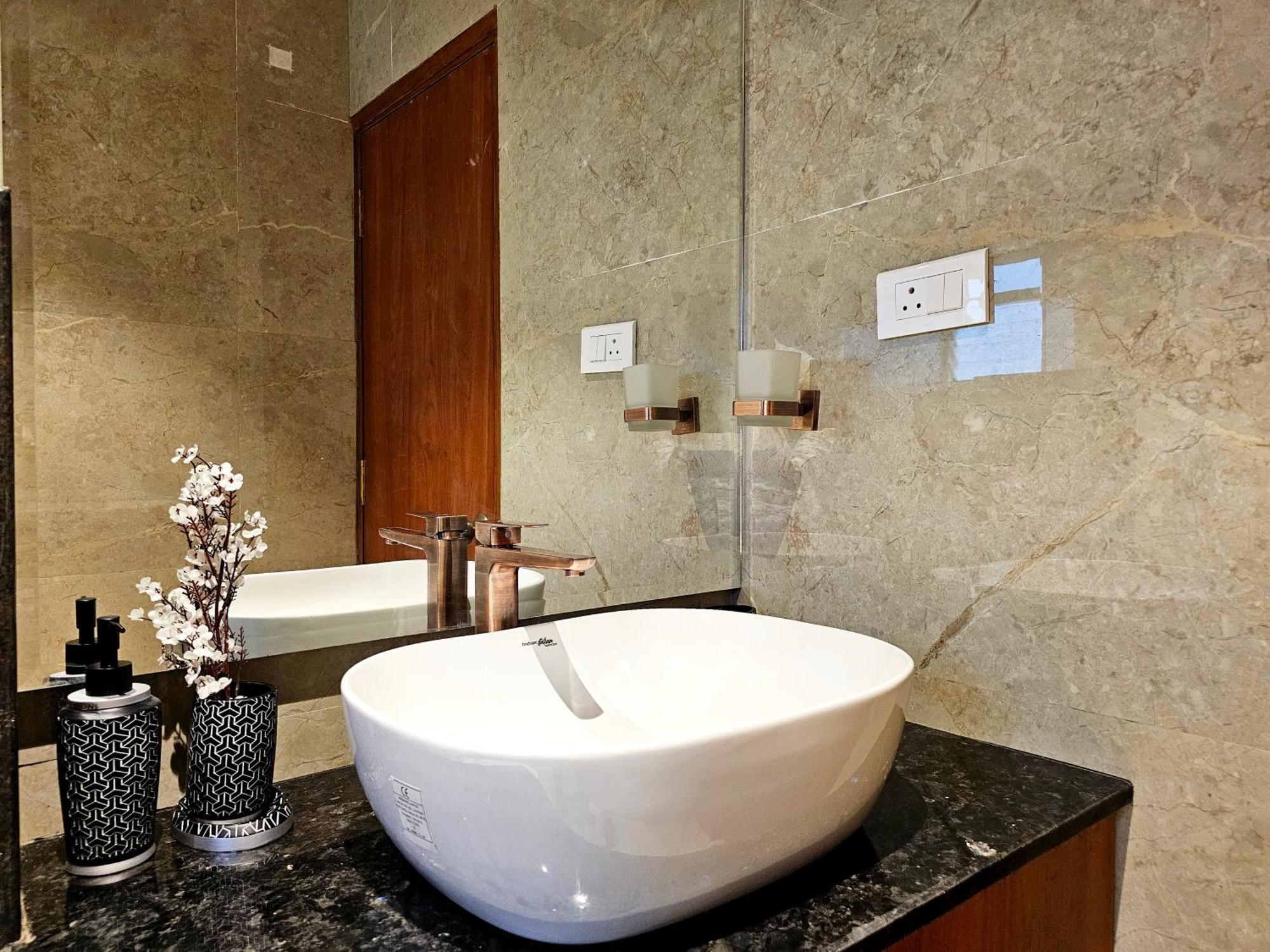 The Pentouz On 100 Feet Road Indiranagar - An Urban Luxury Retreat Appartement Bangalore Buitenkant foto