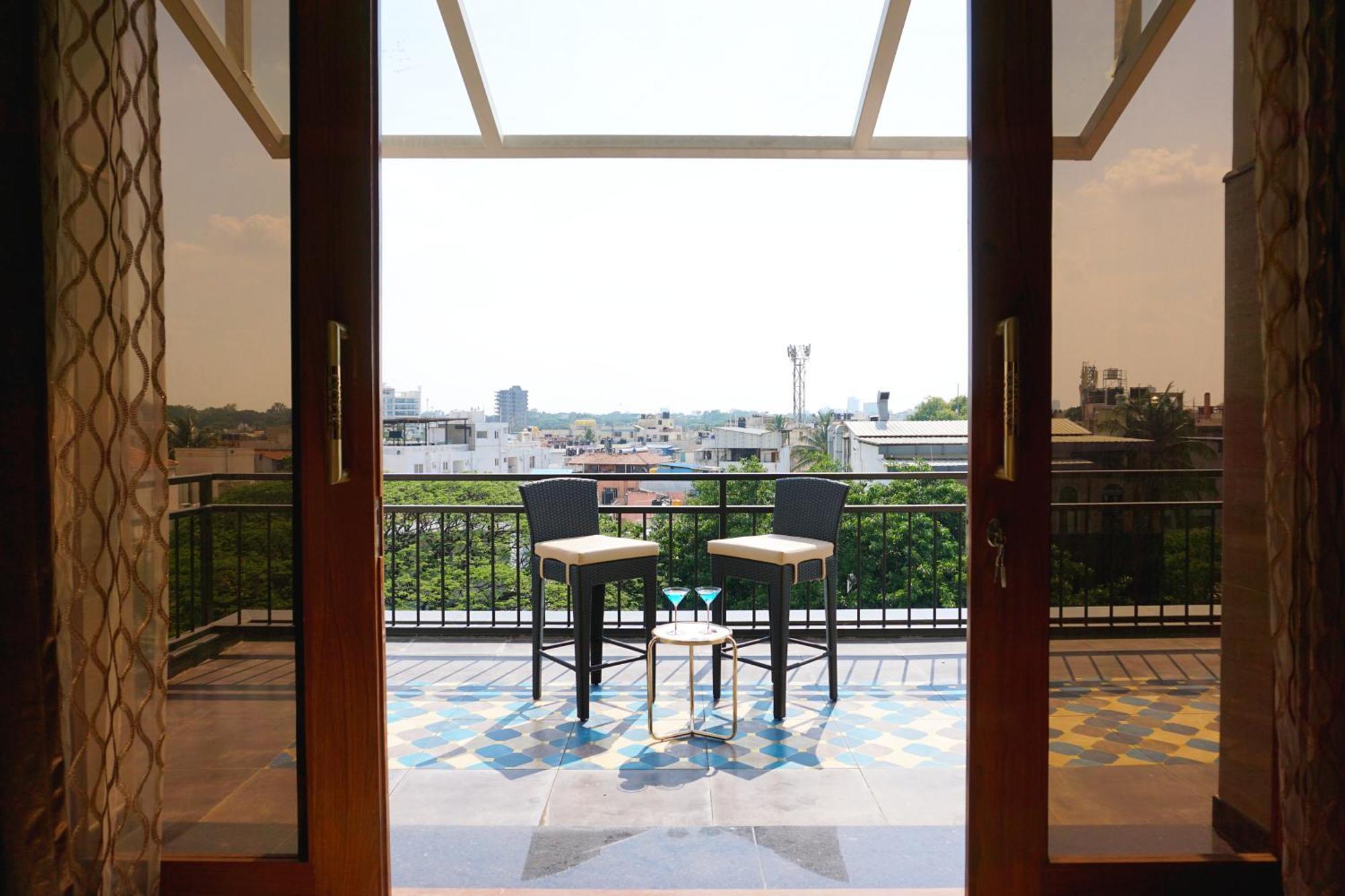 The Pentouz On 100 Feet Road Indiranagar - An Urban Luxury Retreat Appartement Bangalore Buitenkant foto